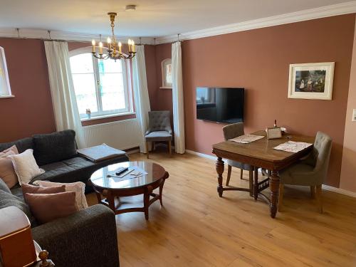 Suite im Limonadenhaus - adults only في لوبنو: غرفة معيشة مع أريكة وطاولة