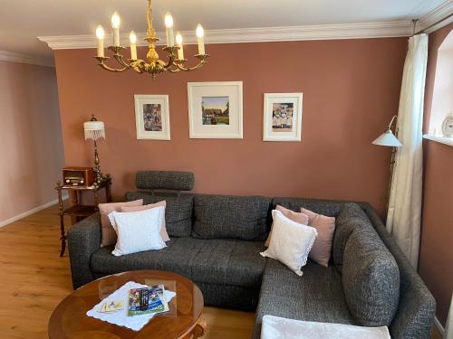 ein Wohnzimmer mit einem Sofa und einem Tisch in der Unterkunft Suite im Limonadenhaus - adults only in Lübbenau