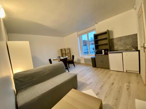 - un salon avec un lit et une table dans l'établissement 101 T2 Immeuble Persévérance, à Conflans-en-Jarnisy