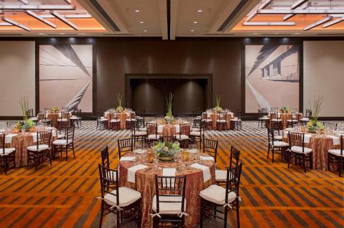 un salón de banquetes con mesas, sillas y una pantalla en Grand Hyatt San Francisco Union Square, en San Francisco