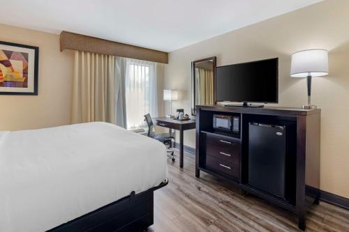 Habitación de hotel con cama y TV de pantalla plana. en Best Western Kimball Inn en Kimball