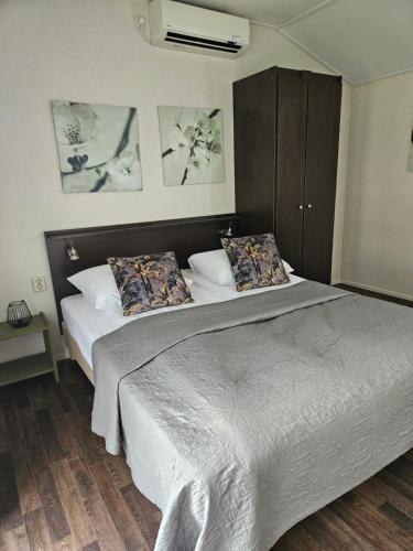 1 dormitorio con 1 cama grande y 2 almohadas en Veerhuys Tante Jet, en Blitterswijck