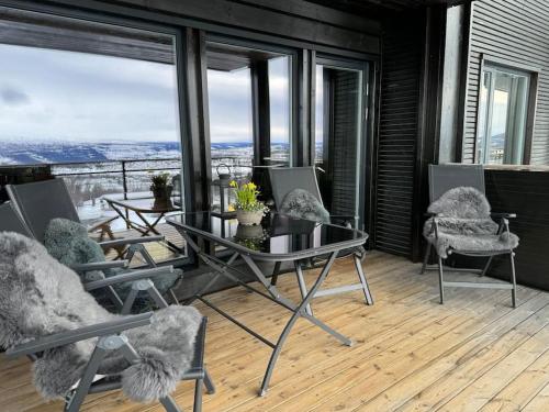 a patio with a table and chairs on a balcony at Riddertunet Beitostølen in Beitostøl