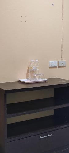 una mesa con un plato encima de un mostrador en Leisure Residence, en Pattaya central