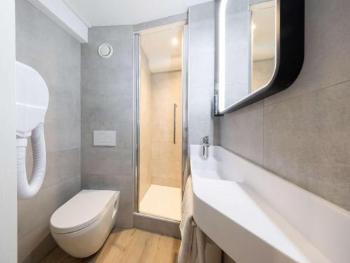 ボルドーにあるibis budget Bordeaux Centre Mériadeckのバスルーム(トイレ、洗面台、シャワー付)