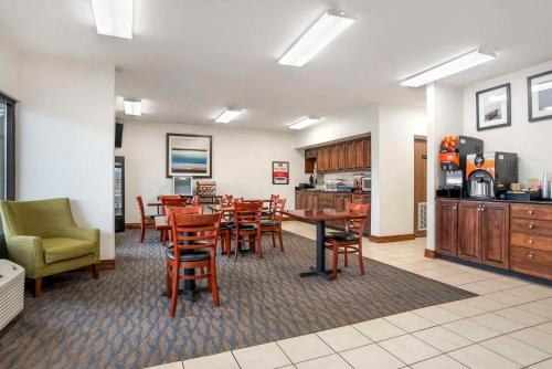 a dining room and kitchen with a table and chairs at Econo Lodge Moss Point - Pascagoula in Moss Point