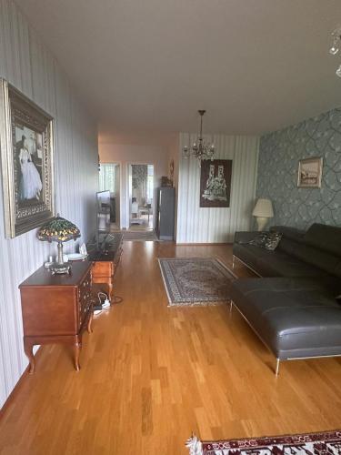 uma sala de estar com um sofá e uma mesa em Lakeview central residence em Savonlinna