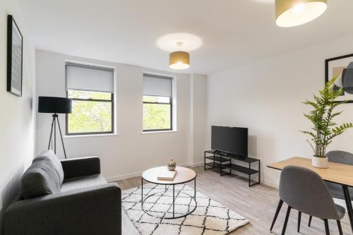 ein Wohnzimmer mit einem Sofa und einem Tisch in der Unterkunft Host & Stay - 36 Waterside Place in Taunton