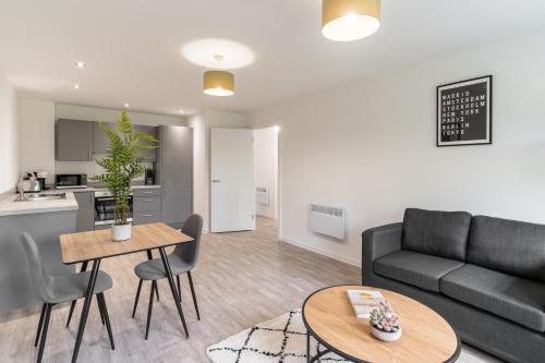 ein Wohnzimmer mit einem Sofa und einem Tisch in der Unterkunft Host & Stay - 36 Waterside Place in Taunton