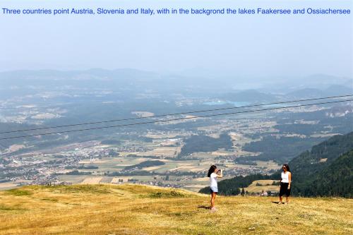 zwei Frauen auf einem Hügel mit Aussicht in der Unterkunft Casa Kümpel in Arnoldstein