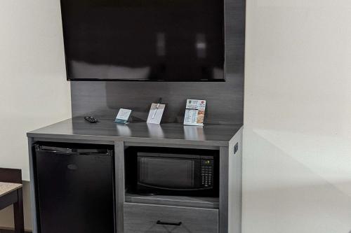 a small kitchen with a microwave and a counter with a microwave at Quality Inn Brownsville in Brownsville