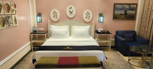 En eller flere senger på et rom på Mayfair Palm Beach Resort