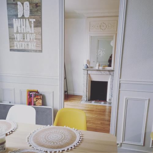 une salle à manger avec une table et des chaises jaunes dans l'établissement Authentic suites parisien -Paris historique, à Saint-Ouen