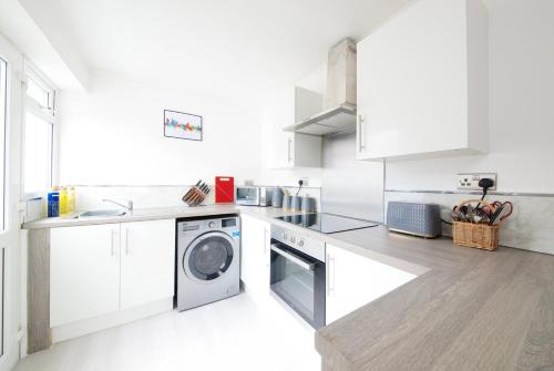 Kuchyň nebo kuchyňský kout v ubytování GuestReady Modern 2BR Home by Anfield Stadium