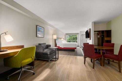ウェストンにあるHampton Inn Weston Fort Lauderdaleのベッド、デスク、椅子が備わるホテルルームです。