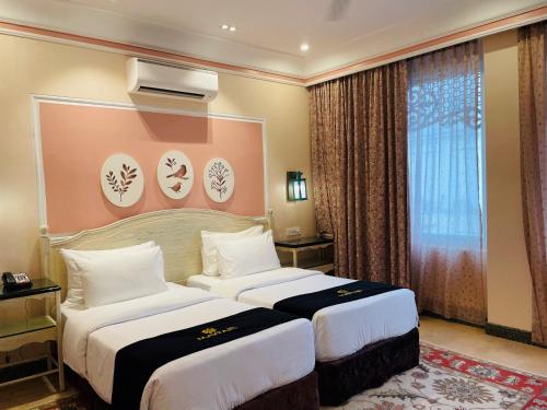 Postel nebo postele na pokoji v ubytování Mayfair Palm Beach Resort