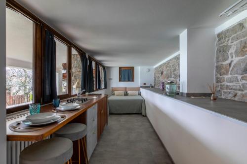 cocina con encimera y sala de estar. en Appartamentino del Sole - Vista Lago, en Brenzone sul Garda
