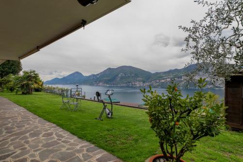 vistas a un lago con montañas en el fondo en Appartamentino del Sole - Vista Lago, en Brenzone sul Garda