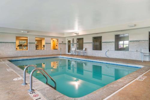 ein großer Pool mit blauem Wasser in der Unterkunft Country Inn & Suites by Radisson, Toledo South, OH in Rossford