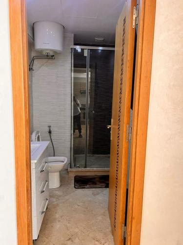 uma casa de banho com um chuveiro e um WC. em Studio Cosy Centre Ville Casablanca em Casablanca