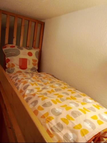 - un lit avec une couette et un oreiller dans l'établissement Aiguille du midi, à Chamonix-Mont-Blanc