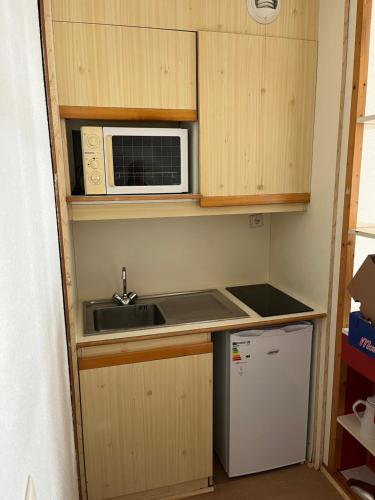 Una pequeña cocina con fregadero y microondas. en Aiguille du midi, en Chamonix-Mont-Blanc
