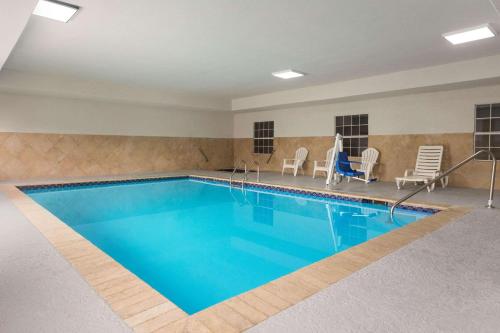 einen Pool mit blauem Wasser in einem Hotelzimmer in der Unterkunft Country Inn & Suites by Radisson, Jackson-Airport, MS in Pearl