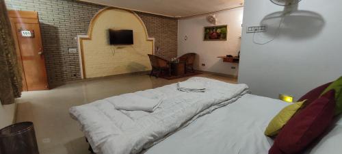 Una cama de hospital en una habitación con en The Cozy One (tikuri), en Khajurāho