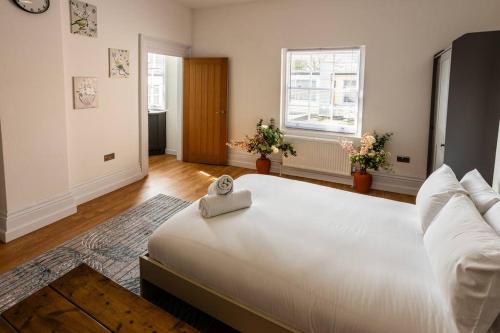 een slaapkamer met een groot bed met een handdoek erop bij Studio Coastal Escape Apartment 2 in Christchurch