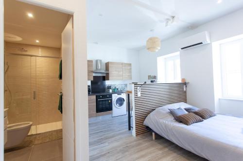 um pequeno quarto com uma cama e uma casa de banho em Le Refuge Valencien - Douceur et Élégance em Valence-sur-Baïse