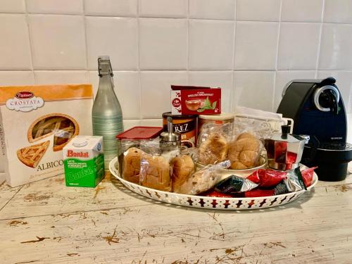 einen Korb mit Lebensmitteln auf einer Theke in der Unterkunft HomingPisa - Feeling Home in Pisa