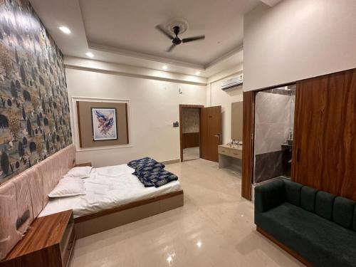 1 dormitorio con 1 cama y baño en Hotel DC en Bhopal