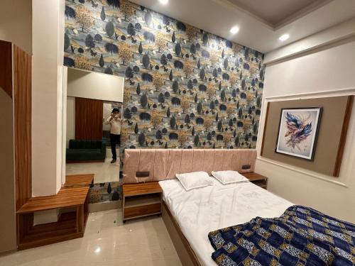 1 dormitorio con 1 cama y 1 persona en el pasillo en Hotel DC en Bhopal