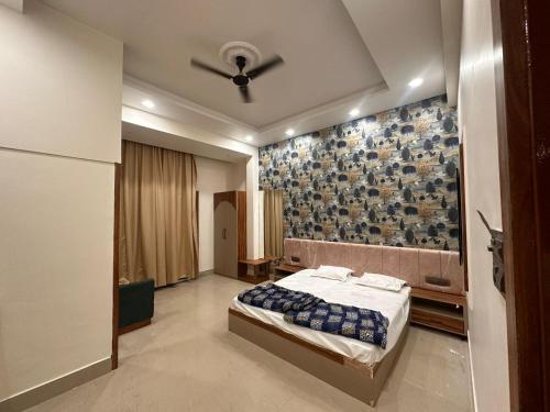 1 dormitorio con cama y pared en Hotel DC en Bhopal