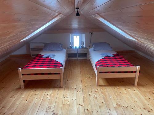 Säng eller sängar i ett rum på AMANI Modern Apartment