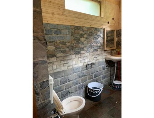 bagno con servizi igienici e lavandino di Forest View farmhouse stay, Nainital a Nainital