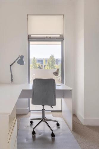 Gambar di galeri bagi Modern Mansion in Lightsview By Host Solutions di Northfield