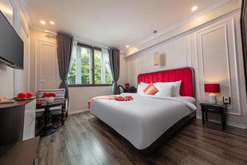 Ένα ή περισσότερα κρεβάτια σε δωμάτιο στο Omina Hotel & Travel