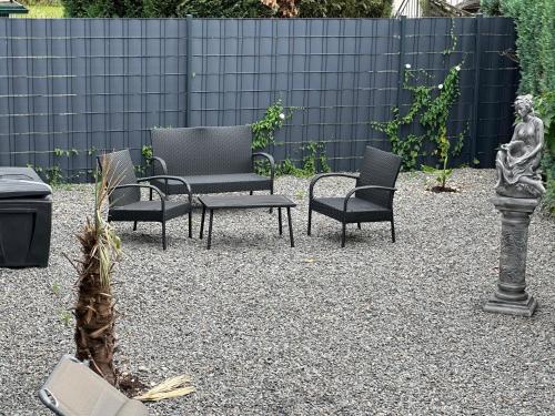 eine Terrasse mit Stühlen, einem Tisch und einer Straßenbeleuchtung in der Unterkunft Schönes Zimmer in Offenburg