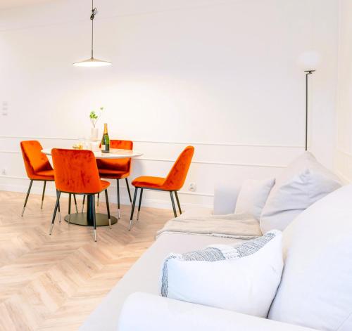 Posezení v ubytování Lake Apart - 50 m2 luksusu nad jeziorem, parking, winda, widok, Netflix