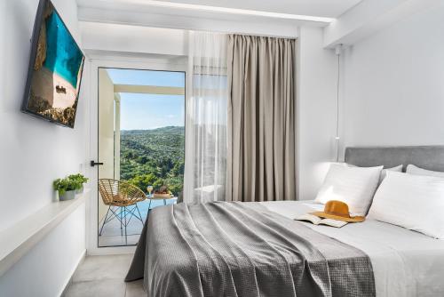 een hotelkamer met een bed en een balkon bij Myzith Luxury Suites in Kerion