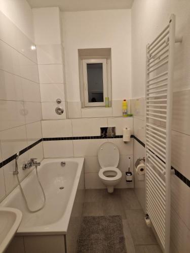 uma casa de banho com uma banheira, um WC e um lavatório. em Wohnen in Delstern wie im Urlaub em Hagen