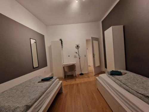 Habitación con 2 camas y una silla. en Wohnen in Delstern wie im Urlaub en Hagen