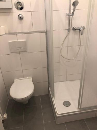 a bathroom with a toilet and a shower at Wohnen in Delstern wie im Urlaub in Hagen