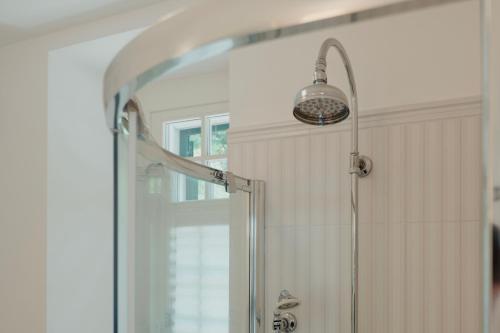 um chuveiro numa casa de banho com uma porta de vidro em The sailor's wife house - Santa Croce em Santa Croce Mare