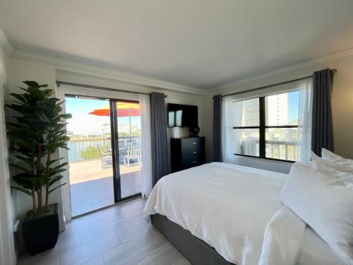 a bedroom with a bed and a large window at Rooftop Terrace 2 Bedroom Tangerine Suite - Perfect View, Central Location in Orlando
