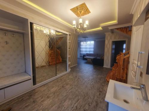 una sala de estar con un pasillo con una lámpara de araña en Villa in Quba en Quba