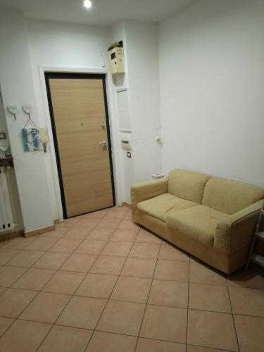 - un salon avec un canapé et une porte dans l'établissement Maison Salerno, à Salerne