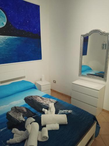 - une chambre dotée d'un lit avec des animaux rembourrés dans l'établissement Maison Salerno, à Salerne