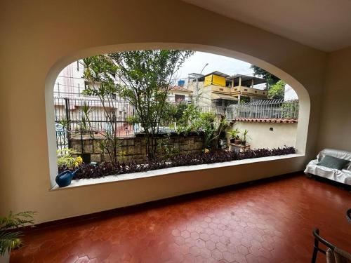 Habitación con ventana abovedada en un edificio en Casa Aconchegante-Rio de janeiro, en Río de Janeiro